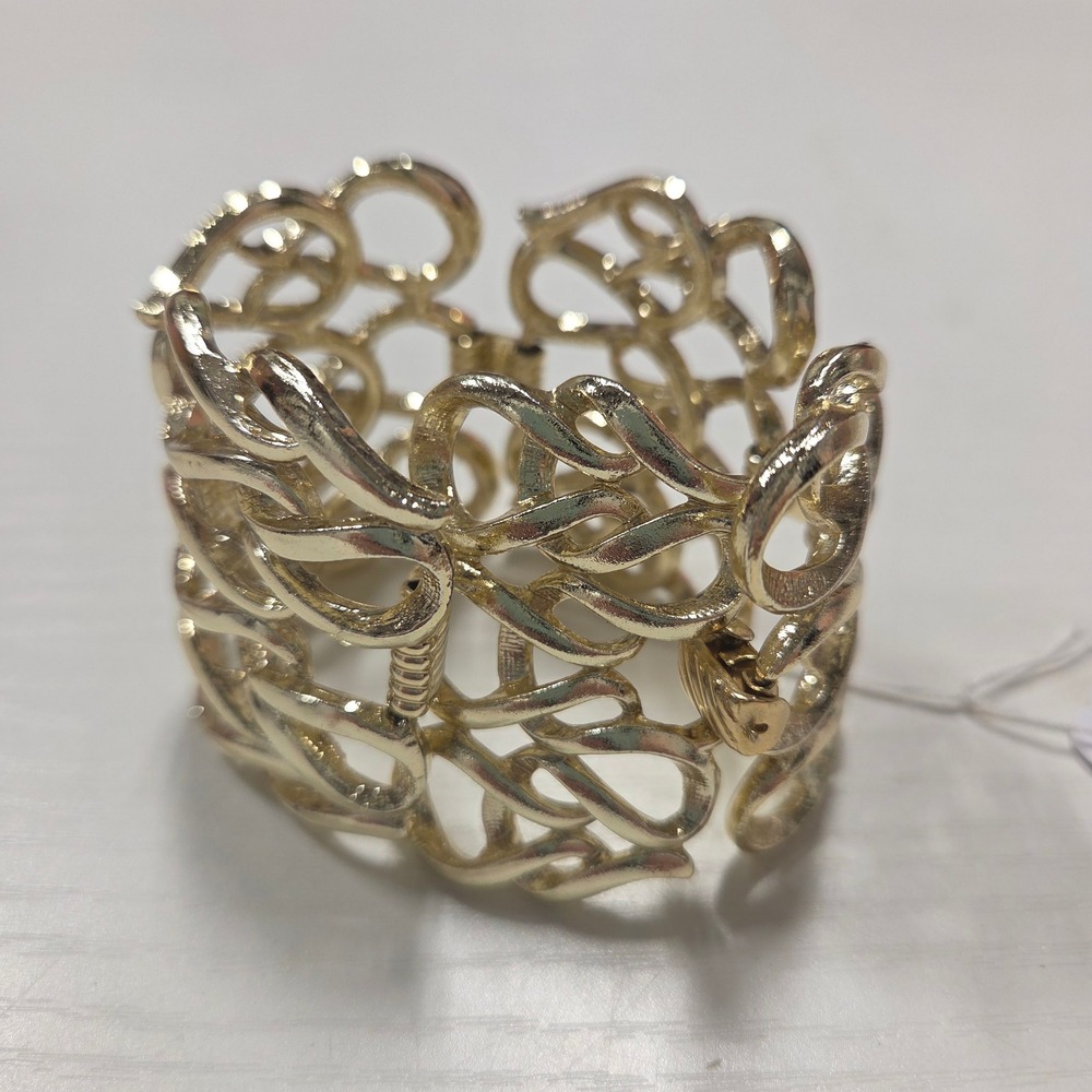 Sarah Coventry Vintage Gold Tone Openwork Interlocking Loop Link Bracelet